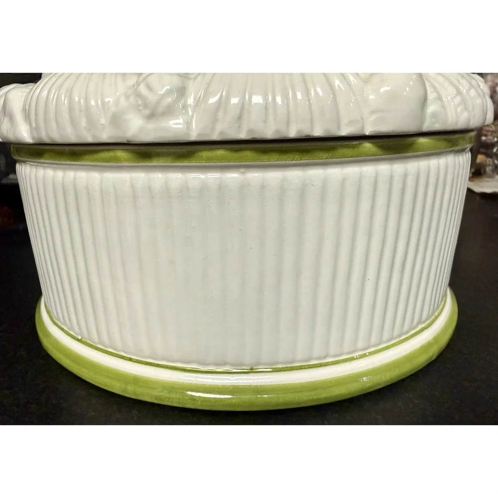 1960s Mottahedeh Italy Embossed Creamware Casserole Bowl with Sea Shell Lid #30